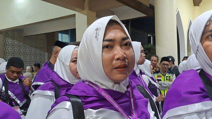 Jemaah Haji Kloter 5 Embarkasi Makassar Handayani saat menjelaskan situasi ketika pesawat rombongan haji mengalami masalah di udara, di Asrama Haji Sudiang, Kota Makassar, Rabu (15/5/2024).