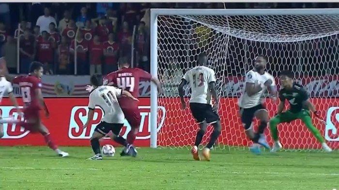 Penyelamatan kiper PSM Makassar, Hilman Syah saat lawan Semen Padang pada pekan ke-11 Liga 1 2024/2025 di Stadion H Agus Salim, Padang, Sumatera Barat, Kamis (21/11/2024). Penyelamatan Hilman Syah masuk nominasi save terbaik pekan ke-11.