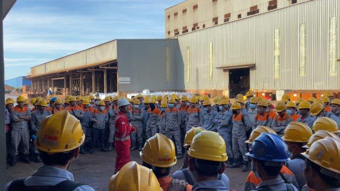 Suasana briefing akbar oleh PT Huadi Nickel Alloy Indonesia, Kamis (1/2/2024). Kegiatan yang diikuti seluruh departemen ini dalam rangka penyambutan bulan Keselamatan Kesehatan Kerja (K3) nasional dan merupakan simulasi awal penggunaan APAR.
