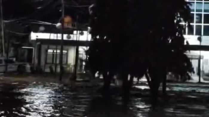 BANJIR - Hujan deras yang mengguyur wilayah hulu sungai pada Kamis (29/5/2025) mengakibatkan banjir dan tanah longsor di Kecamatan Bua, Kabupaten Luwu, Sulawesi Selatan. Banjir mulai naik ke area permukiman warga sekitar pukul 00.00 Wita dan menyebabkan ribuan rumah warga terendam.
