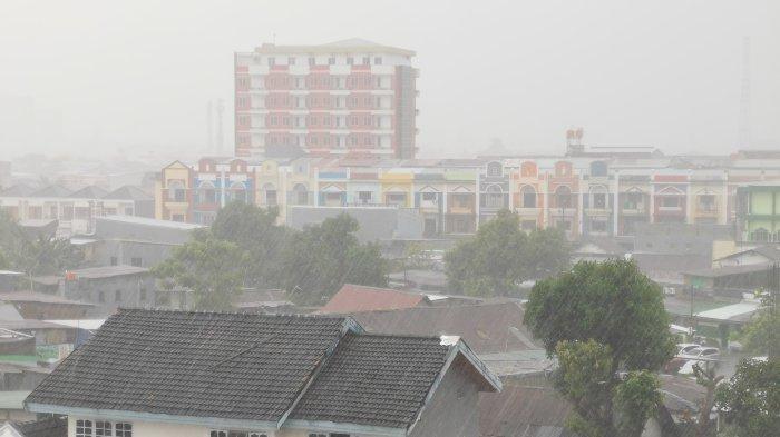 Hujan mulai mengguyur Makassar, Selasa (15/10/2024).