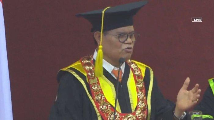 Rektor Universitas Negeri Makassar (UNM), Prof Dr Husain Syam MTP menyampaikan Menteri Pertanian RI periode 2014-2019, Andi Amran Sulaiman sudah patut mendapatkan profesor kehormatan. Hal itu disampaikan saat menyampaikan sambutan di Pengukuhan Guru Besar Nurdin Halid, Ball Room Menara Pinisi, Jl AP Pettarani, Makassar, Sulsel, Senin (17/7/2023). 