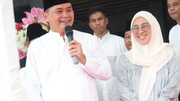 Kabaharkam Polri, Komjen Fadil Imran bersama adiknya, calon Bupati Gowa, Husniah Talenrang.
