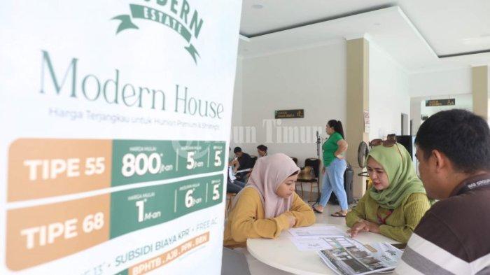 Tenaga pemasaran menjelaskan kepada pelanggan Cluster terbaru dengan nama Cluster Orchard saat acara open house yang berlangsung di Kawasan Modern Estate, Jl Tun Abdul Razak, Paccinongang, Kec. Somba Opu, Gowa, Sabtu (16/12/2023). Cluster Orchard menawarkan tiga tipe varian, yaitu Zircon Type 60 (dua lantai), Citrine Type 70 (dua lantai), dan Aurum Type 80 (tiga lantai).