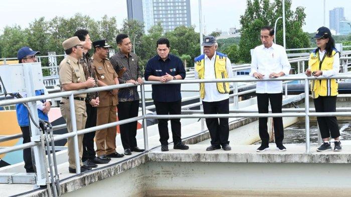 Wakil Ketua Komisi V DPR RI Andi Iwan Darmawan Aras mendampingi Presiden Joko Widodo saat meresmikan proyek strategis nasional, Instalasi Pengolahan Air Limbah (IPAL) Losari, Kamis (22/2/2024).