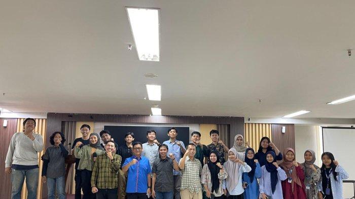 Wakil Rektor II UNM, Prof Dr M Ichsan Ali memberikan sambutan pada pelatihan keamanan Digital Aliansi Jurnalis Indenpenden (AJI) di Ballroom Pinisi D, Menara Pinisi, Jl AP Pettarani, Makassar, Sabtu (28/9/2024). 