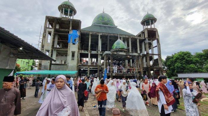 Jamaah Sholat Idulfitri Masjid Ikhtiar Perumdos Unhas keluar dari masjid yang sementara direnivasi usai mendengar khutbah dibawakan Rektor Universitas Hasanuddin, Prof Dr Ir Jamaluddin Jompa MSc, Kompleks Perumahan Dosen Unhas, Tamalanrea, Makassar, Rabu (10/4/2024). Prof JJ menyampaikan khutbah bertajuk Pendidikan Pilar Utama Peradaban Bangsa di hadapan ribuan warga Perumdos Unhas dan sekitarnya.