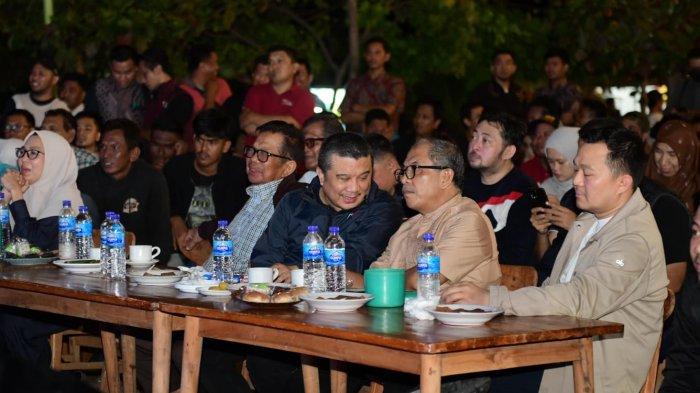Ilham Arief Sirajuddin berbincang dengan anggota DPR RI Fraksi Golkar Erwin Aksa.