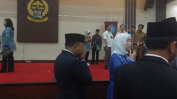 Momen mantan Bupati Bantaeng, Ilham Azikin terlihat menangis saat pelantikan Penjabat Bupati di Kantor Gubernur Sulsel, Jl Urip Sumorharjo Makassar, Sulsel, Selasa (26/9/2023)