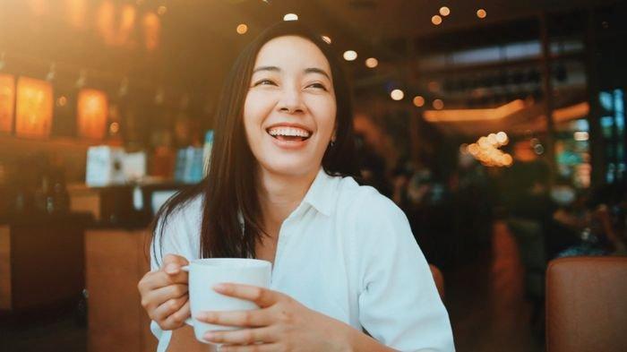 Ilustrasi seorang wanita sedang menikmati segelas kopi.