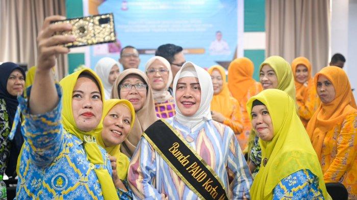 Indira Yusuf Ismail foto bersama guru PAUD se Kota Makassar usai menghadiri Forum Group Discussion (FGD) Pengembangan Anak Usia Dini Holistik Integratif Tahun Pelajaran 2024 di Hotel Royal Bay, Kamis (27/6/2024).