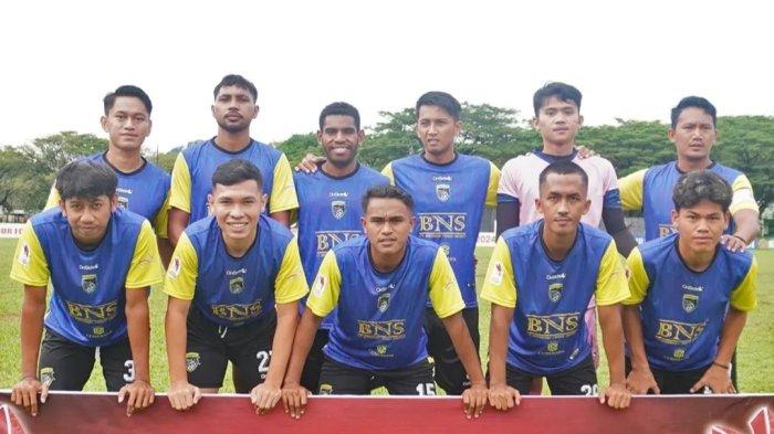 LIGA 4 – Skuad Mangiwang FC saat berlaga di Liga 4 regional Sulawesi Selatan di Lapangan Waspada Asmil Yonif Para Raider 432/Kostrad, Kariango, Kabupaten Maros, Minggu (23/2/2025). Mangiwang FC tunggu keputusan drawing Liga 4 putaran nasional atau tidak.