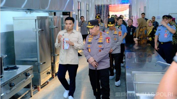 KAPOLRI KE MAKASSAR - Kapolri Jenderal Pol. Listyo Sigit Prabowo didampingi meninjau langsung kesiapan Satuan Pelayanan Pemenuhan Gizi (SPPG) milik Polda Sulsel di Paccerakkang Makassar, Kamis (15/5/2025). Kapolri didampingi sejumlah jenderal, termasuk Kadiv Humas Polri Irjen Sandi Nugroho.
