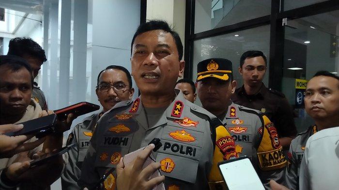 JENGUK KORBAN - Kapolda Sulsel Irjen Yudhiawan Wibisono didampingi Kapolres Pelabuhan Makassar AKBP Restu Wijayanto ditemui wartawan seusai menjenguk IS (8) dan SF (9) korban penyekapan orangtua yang dirawat di RS Bhayangkara Makassar, Jl Andi Mappaodang, Kecamatan Tamalate, Senin (10/2/2025) sore.