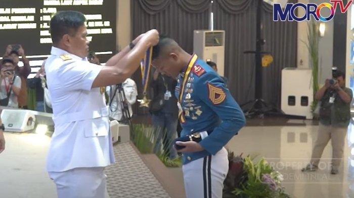 Sermatutar (M) Mochamad Irvan Sugianto usai mendapatkan penghargaan dari Kepala Staf Angkatan Laut (KSAL) Laksamana TNI Muhammad Ali pada Upacara Penutupan Pendidikan (Tupdik) dan Wisuda Sarjana 129 Taruna/Taruni Akademi TNI Angkatan Laut (AAL) Angkatan ke-69 tahun 2024 di Gedung Maspardi, Kampus AAL, Bumimoro, Surabaya, Jumat, 5 Juli 2024. 