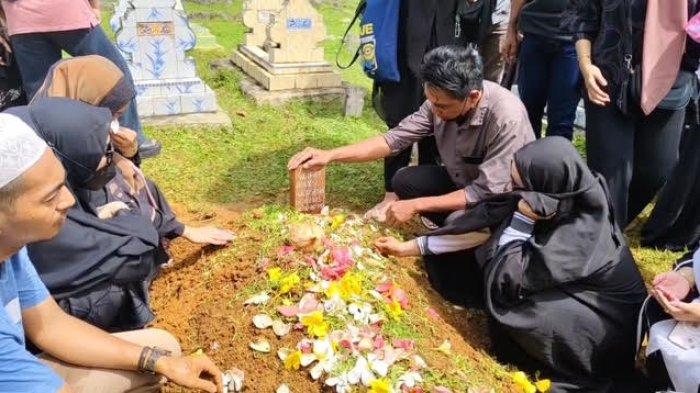 Isak tangis mengiringi pemakaman pengacara Rudi S Gani yang tewas ditembak OTK di Kabupaten Bone. Jenazah dimakamkan di Pangkep pada Kamis (2/1/2025).