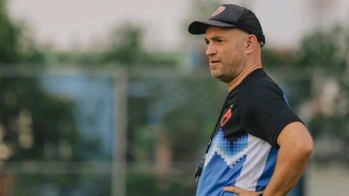 JADWAL PADAT – Pelatih PSM Makassar, Bernardo Tavares memantau latihan pemain PSM Makassar di Stadion Kalegowa, Kabupaten Gowa, Rabu (23/4/2025). Bernardo Tavares geram dengan perlakuan PT LIB menolak pengajuan perubahan jadwal pertandingan PSM Makassar di Liga 1 2024/2025.