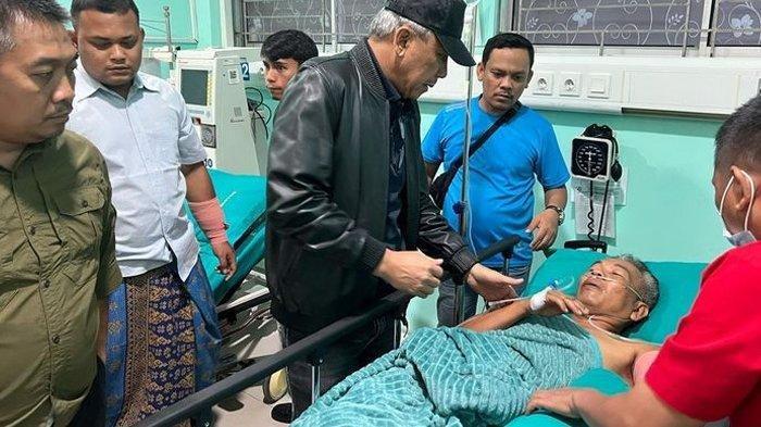 JAKSA DITIKAM - Kepala Kejaksaan Tinggi Sumatera Utara, Idianto (jaket hitam) saat menjenguk jaksa Jhon Wesli Sinaga, di RSUD Amri Tambunan, Sabtu (24/5/2025). Jhon merupakan Jaksa Kejari Deli Serdang yang dibacok orang tak dikenal (OTK) di Kabupaten Serdang Bedagai, Sumatera Utara. (Dok Kajari Medan )