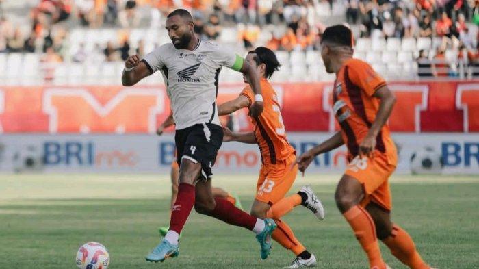 JALANNYA PERTANDINGAN - Bek PSM Makassar, Yuran Fernandes dikawal oleh pemain Borneo FC, Kenzo Nambu di Stadion Segiri, Samarinda, Kalimantan Timur, Jumat (18/4/2025). PSM 0-1 Borneo.