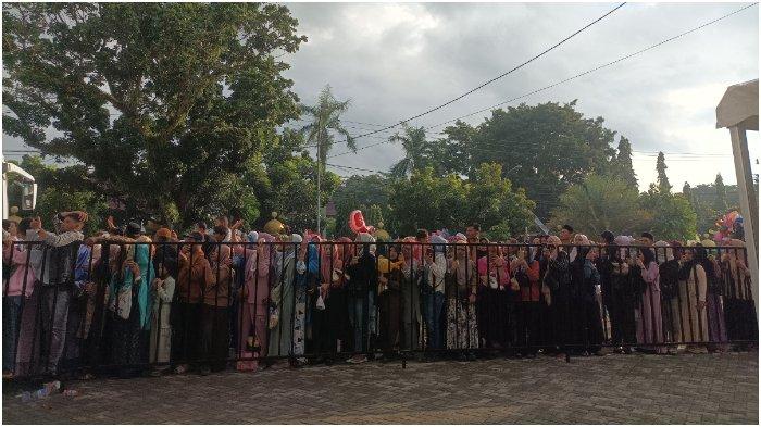 JCH- Potret pengantar JCH Kabupaten Bone membludak di Masjid Al- Markaz Al Ma'arif (2/5/2025). Ahmad mengaku rela menunggu berjam-jam lamanya hanya untuk melihat kerabat. 