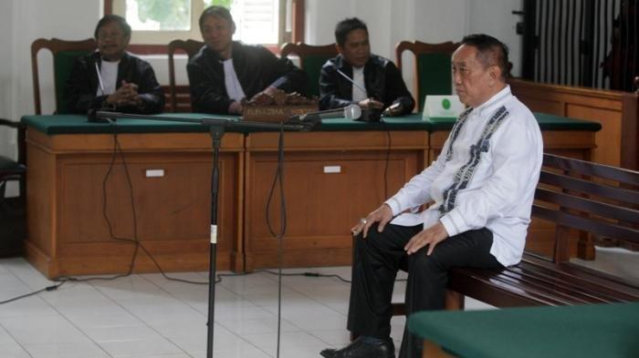 JEN TANG - Owner PT Jujur Jaya Sakti, Soedirjo Aliman alias Jen Tang menghadiri sidang putusan sela di ruang utama Pengadilan Negeri Makassar, Sulsel, Rabu (18/2).