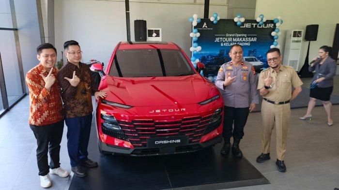 SHOWROOM JETOUR - President Director JETOUR Inovasi Makassar, Rocky Yahya (kiri). President Director PT JETOUR Motor Indonesia Jacky Yang (kedua kiri). Kepala Dinas Perdagangan dan Perindustrian Kota Makassar Arlin Ariesta (kanan) dan Kapolsek Tamalate Makassar, Tamalate Kompol Syarifuddin (kedua kanan) berfoto bersama disekat mobil JETOUR yang terpajang pada peresmian Showroom JETOUR berlokasi di Jl. Metro Tanjung Bunga, Maccini Sombala, Makassar, Senin (16/06/2025). Showroom ini menjadi yang pertama di Kawasan Timur Indonesia sekaligus menandai ekspansi JETOUR di luar Pulau Jawa.