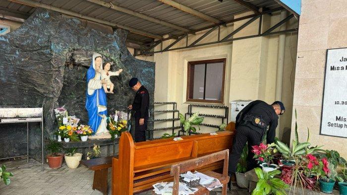 JUMAT AGUNG - Suasana sterilisasi Gereja Katedral oleh personel Detasemen Gegana Brimob Polda Sulsel, Jl Kajaolalido, Kecamatan Ujung Pandang, Kota Makassar, Kamis (17/4/2025). Dalam sterilisasi itu, setiap sudut gereja mulai dari pekarangan hingga bagian dalam diperiksa menggunakan alat metal detektor.