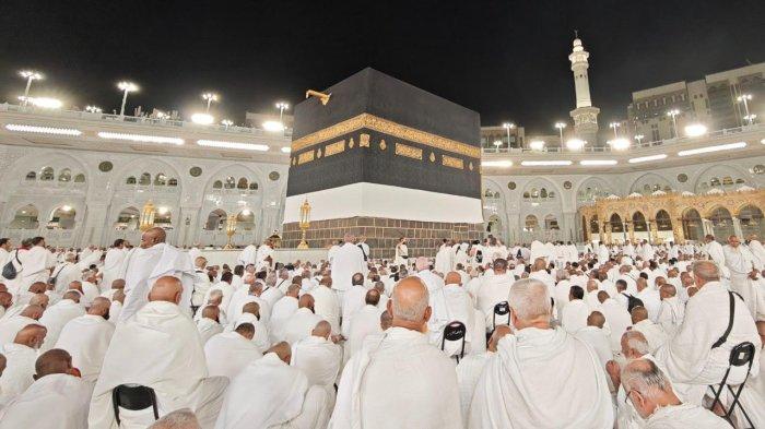 KOTA MEKAH - Jamaah Haji Indonesia tawaf di area Kakbah Masjidil Haram. Kementerian Kesehatan RI mengimbau jamaah menghindari kontak langsung dengan unta menghindari penyebaran virus Mers-Cov.