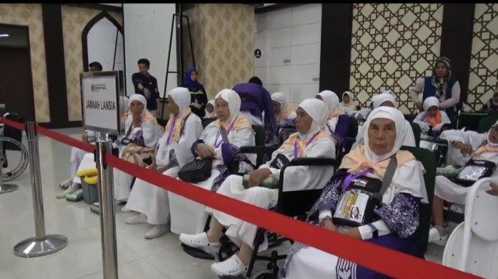 HAJI - Jamaah Haji lansia asal Enrekang mendapat pelayanan cepat di Aula Arafah Asrama Haji Emberkasi Makassar Jumat (23/5/2025). Ketua Kloter 32 , Patmawati mengatakan kalau jamaah haji lansia di kloternya sebanyak 67 orang dengan 18 orang menggunakan kursi roda.