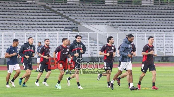 TIMNAS INDONESIA - Jay Idzes, Calvin Verdonk, Dean James, Kevin Diks hingga Nathan Tjoe-A-On sedang berlatih bersama Timnas Indonesia di Stadion Madya, Senayan, Jakarta, Sabtu (22/3/2025). Daftar pemain Timnas Indonesia dicoret lawan Bahrain.