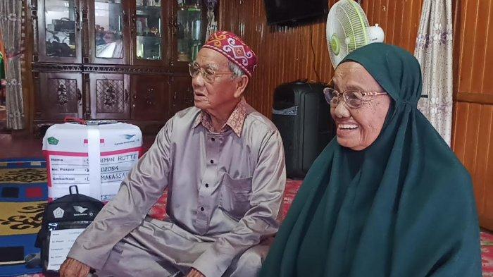 CJH TERTUA SULSEL - Jemaah Calon Haji (JCH) tertua Sulawesi Selatan, Sulaeman Rotte Bagulu (kiri) saat berada di rumahnya di Kabupaten Pinrang bersiap berangkat haji, Kamis (1/5/2025). Sulaeman berangkat haji di usia 1 abad lebih.