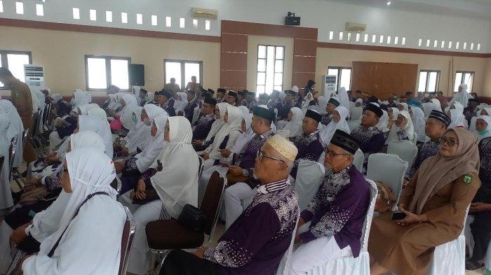 Jemaah calon haji (JCH) Luwu dilepas di Ruang Pola Andi Kambo Kantor Bupati Luwu, Jl Pahlawan, Senga, Kecamatan Belopa, Kabupaten Luwu, Sulawesi Selatan, Selasa (14/5/2024).