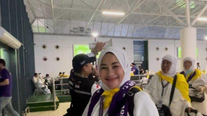 Jemaah haji Indonesia dari Papua tersenyum melangkah keluar dari Paviliun D4 King Abdul Aziz International Airport (KAAIA) Jeddah Arab Saudi, Senin (27/5/2024) dini hari.