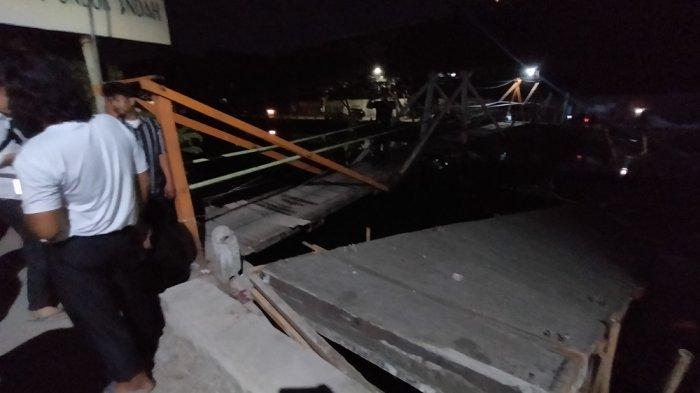 Jembatan penyebrangan di Jl Inspeksi Kanal Pampang, Kelurahan Pampang, Kecamatan Panakkukang, Kota Makassar, ambruk saat pengerjaan, Rabu (23/10/2024) malam.