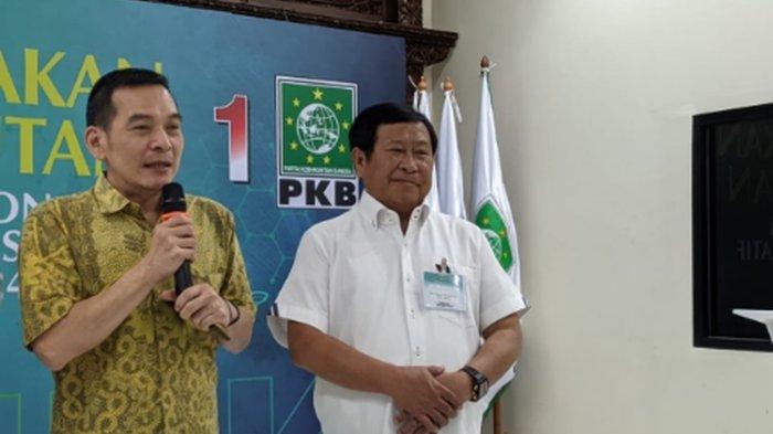 Mantan Kepala Badan Reserse Kriminal (Kabareskrim) Komjen Pol (Purn) Susno Duadji (kemeja putih) resmi mendaftar sebagai bakal calon legislatif (Bacaleg) dari Partai Kebangkitan Bangsa di Kantor DPP PKB, Jalan Raden Saleh, Jakarta Pusat, Selasa (21/3/2023).