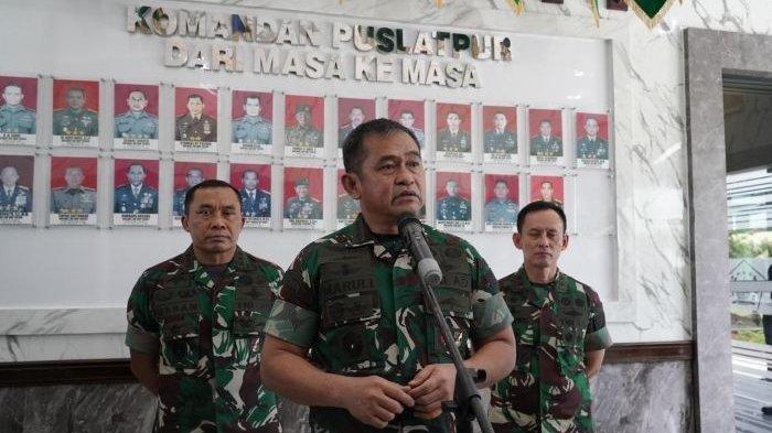 BERI PENJELASAN - Kepala Staf Angkatan Darat (Kasad) Jenderal TNI Maruli Simanjuntak, MSc saat memberi penjelasan seputar kenaikan pangkat Letkol Teddy. Penjelasan dilaksanakan selepas mengunjungi Lahan Ketahanan Pangan di Puslatpur Baturaja dan penyerahan sertifikat tanah oleh Menteri ATR/Kepala BPN Nusron Wahid kepada TNI AD atas lahan pertanian seluas 42.000 hektare yang dikelola oleh Puslatpur TNI AD, Rabu (12/3/2025).