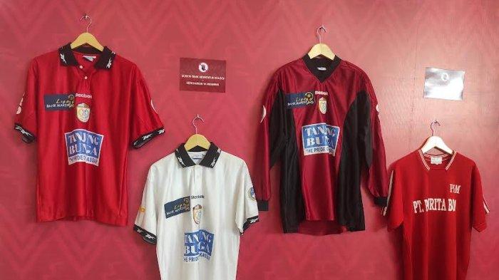Jersey juara PSM Makassar 1999/2000 dipamerkan di Astra Motor Xperience Centre, Trans Studio Mall, Jl Metro Tanjung Bunga, Kecamatan Tamalate, Kota Makassar, Sabtu (2/11/2024).