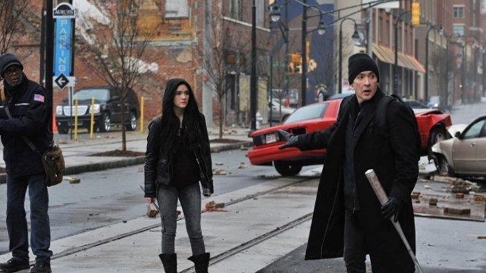 John Cusack, Samuel L Jackson, dan Isabelle Fuhrman dalam film Cell (2016) - Berikut sinopsis film Cell yang akan tayang di Bioskop Trans TV malam ini, Selasa (16/1/2024) pukul 21.00 WIB.