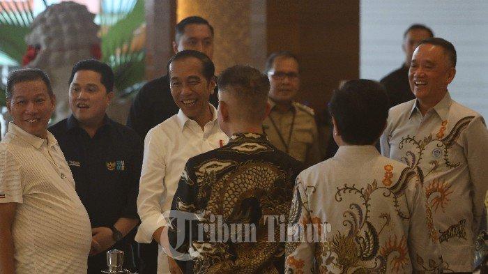 Presiden RI, Joko Widodo (ketiga kiri) didampingi  Menteri BUMN Erick Thohir (kedua kiri) dan Ketua Umum PSMTI, Wilianto Tanta (kanan) dan Walikota Makassar Danny Pomanto (kedua kanan) saat tiba di Hotel The Rinra, Makassar, Rabu (21/02/2024). Untuk ke empat kalinya Jokowi menginap di hotel tersebut. Kehadirian Presiden ke 7 di Sulawesi selatan dalam rangka kunjungan kerja beberapa titik di Sulsel salah satunya peresmian IPAL Losari.