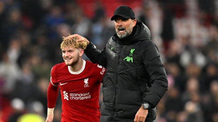 Jurgen Klopp menyemangati salah satu pemain Liverpool pada laga Liga Inggris.
