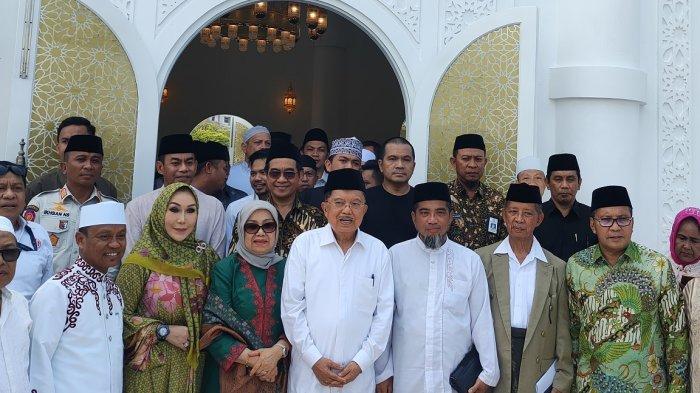 Ketua Dewan Masjid Indonesia (DMI) yang juga mantan Wakil Presiden RI ke 10 dan ke-12 Jusuf Kalla (tengah) saat berfoto di depan Masjid Hj Sitti Mang, di Jl Jalur Lingkar Barat No 22, Tamalanrea, Kota Makassar, Kamis (28/12/23).