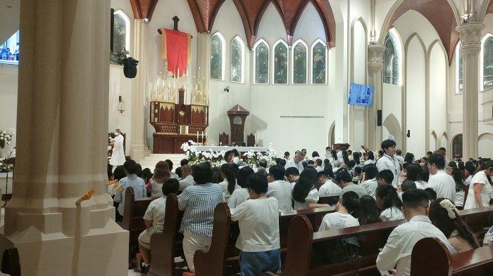 KAMIS PUTIH - Suasana misa Kamis putih di jemaat Gereja Katolik Katedral Kota Makassar. Kamis (17/4/2025). Pastor Paroki Gereja Katolik Katedral Makassar, Yulius Malli mengatakan sebanyak 800 jemaat menghadiri ibadah Kamis putih guna mengenang cinta kasih Yesus Kristus.