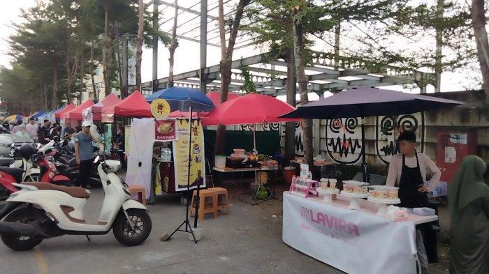 KAMPUNG RAMADAN - Suasana kampung ramadan yang menjual aneka makanan buka puasa di Jl Boulevard, Kecamatan Panakkukang, Kota Makassar, Selasa (4/3/2025). Aneka makanan buka puasa atau takjil dijajakan di emperan jalan yang tak jauh dari Mal Panakkukang itu.