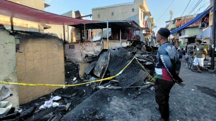 KEBAKARAN KARUWISI - Sapri (41) satu dari 19 kepala keluarga korban kebakaran sembilan rumah menatap puing-puing rumahnya di Jl Urip Sumoharjo, Kelurahan Karuwisi Utara, Kecamatan Panakkukang, Makassar, Senin (9/6/2025) sore.