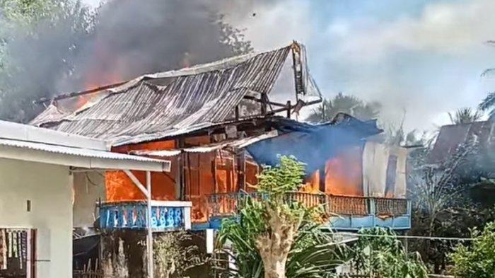 KEBAKARAN - Kebakaran di Lingkungan Balangloe, Kelurahan Balang Beru, Kecamatan Binamu, Kabupaten Jeneponto, Sulawesi Selatan, Senin (24/2/2025). Tim Damkar langsung dikerahkan ke lokasi kejadian.