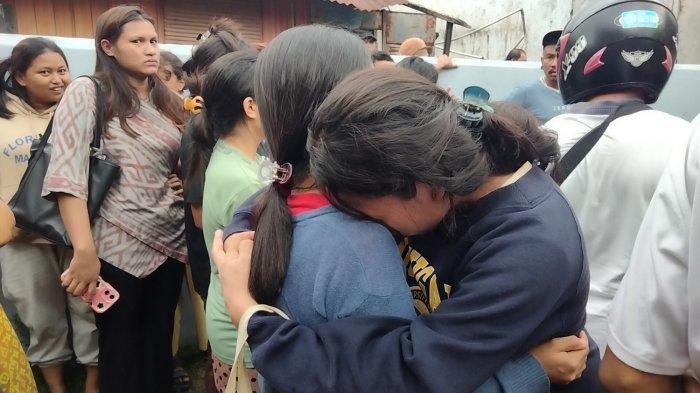 KEBAKARAN RUMAH - Isak tangis warnai proses pemadaman kebakaran di pemukiman padat penduduk di Jl Andi Tonro 6, Kecamatan Tamalate, Kota Makassar, Jumat (16/5/2025) sore.