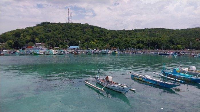 KEINDAHAN PELABUHAN BIRA - Kapal-kapal kecil nelayan berjejer di Pelabuhan Bira, Bulukumba. Pengunjung bebas menikmati keindahan alam dan berfoto dengan latar kapal Pinisi.