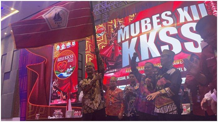 KKSS 2025 - Penyerahan Pataka kepemimpinan dari Muchlis Patahna ke Andi Amran Sulaiman dalam Musyawarah Besar ke-XII Kerukunan Keluarga Sulawesi Selatan (KKSS) di Hotel Four Points by Sheraton, Kota Makassar pada Jumat (11/4/2025). Andi Amran Sulaiman akan memimpin KKSS selama 5 tahun mendatang 