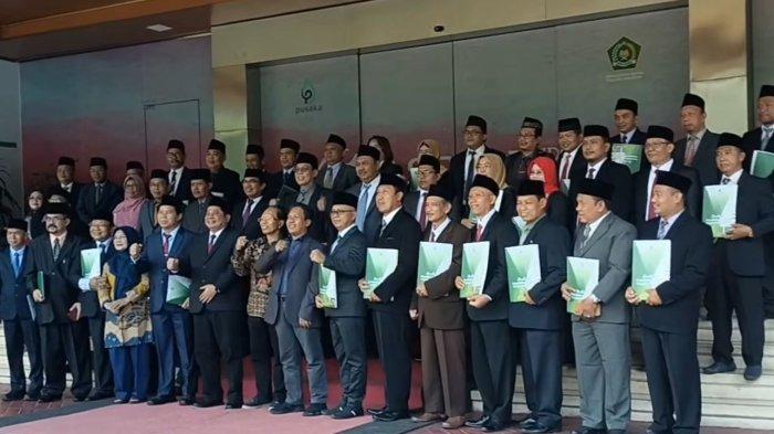 Guru BESAR - Sebanyak 63 Guru Besar dari perguruan tinggi Islam, di gedung Kemenag RI di kawasan Lapangan Banteng, jakarta Pusat, Kamis (14/12/2023). Dekan Fakultas Ushuluddin dan Tafsir UIN Alauddin (2019-2023) Dr Muhsin Mahfudz MA termasuk salah satunya.