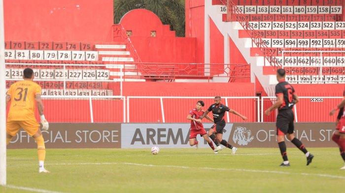 KONDISI LAPANGAN – Penyerang sayap PSM Makassar, Victor Dethan duel dengan striker Arema FC, Dalberto pada pekan  22 Liga 1 2024/2025 di Stadion Soepriadi, Blitar, Jawa Timur, Senin (10/2/2025). Pelatih PSM Makassar, Bernardo Tavares soroti kondisi lapangan yang buruk sehingga membuat pemainnya cedera.